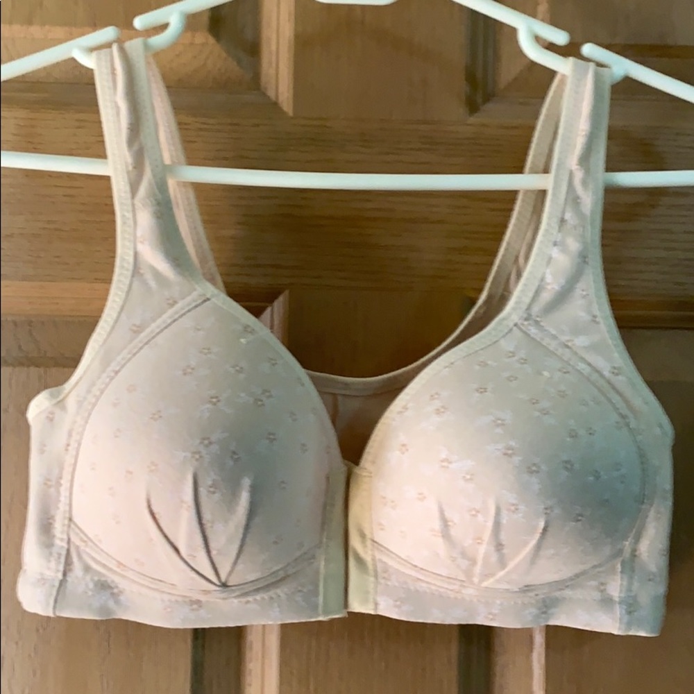 NWOT front latch cute 42B (fits like 38/40) bra